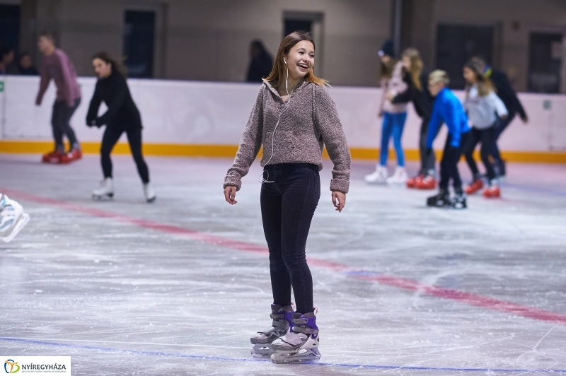 Hódít a jégpálya - fotó Szarka Lajos