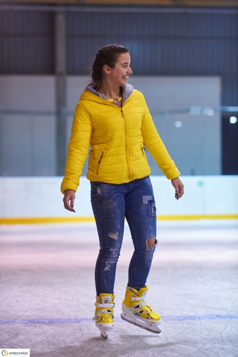 Hódít a jégpálya - fotó Szarka Lajos