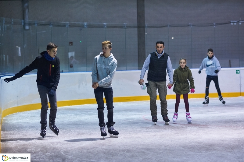 Hódít a jégpálya - fotó Szarka Lajos