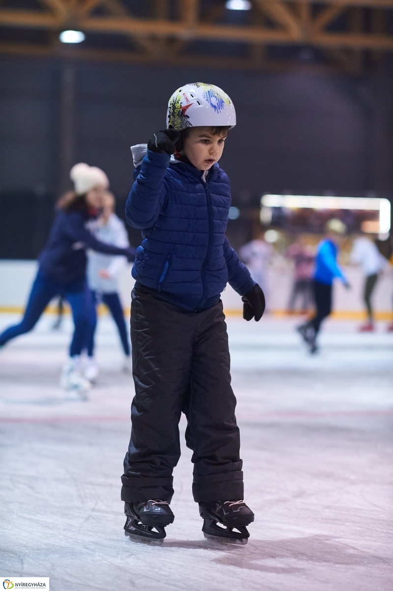 Hódít a jégpálya - fotó Szarka Lajos