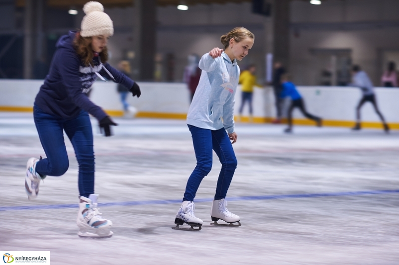 Hódít a jégpálya - fotó Szarka Lajos