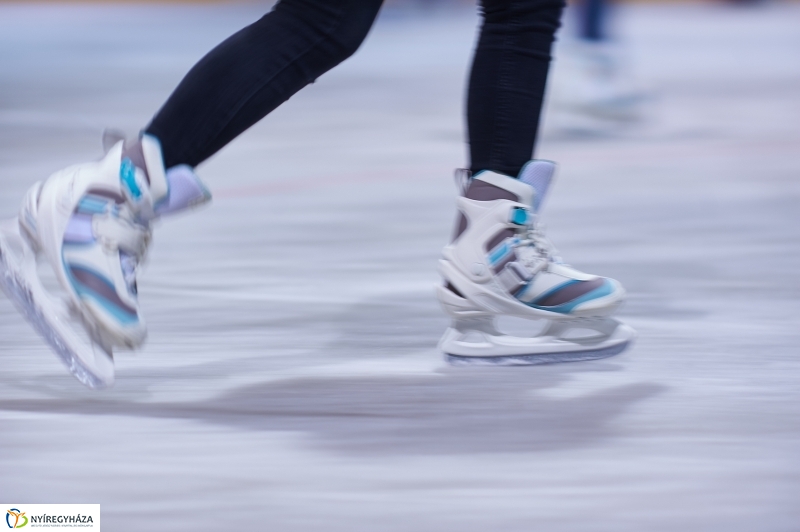 Hódít a jégpálya - fotó Szarka Lajos