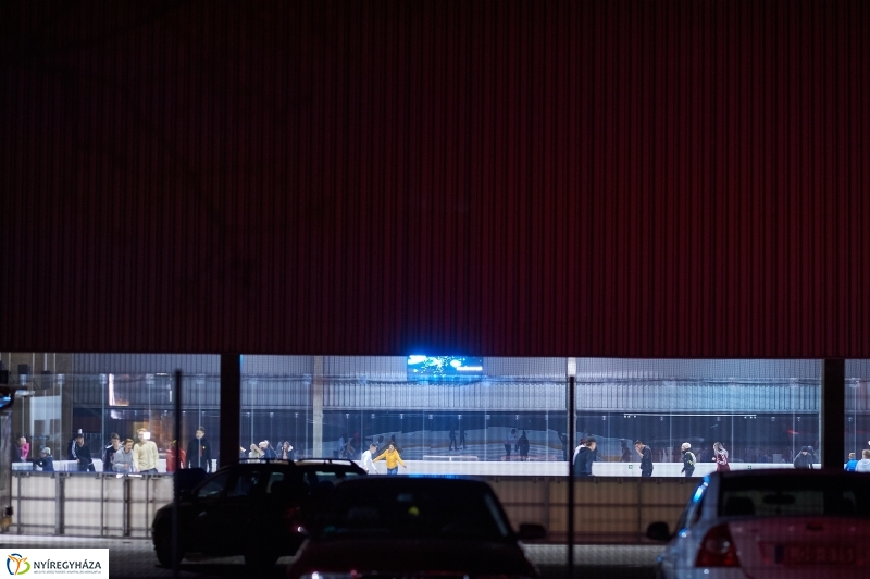 Hódít a jégpálya - fotó Szarka Lajos