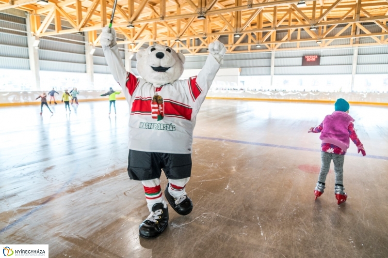 Szuper Leventével találkozhattak a gyerekek a nyíregyházi jégpályán
