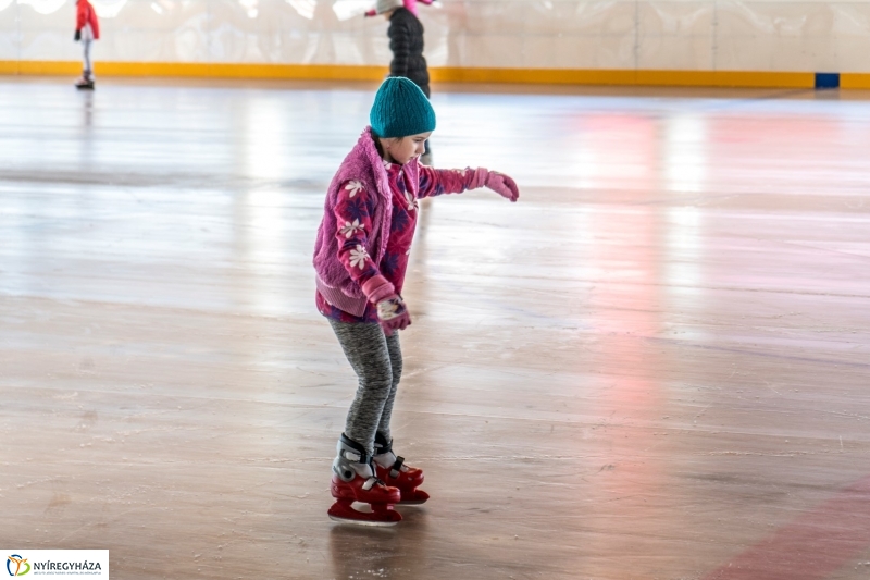 Szuper Leventével találkozhattak a gyerekek a nyíregyházi jégpályán