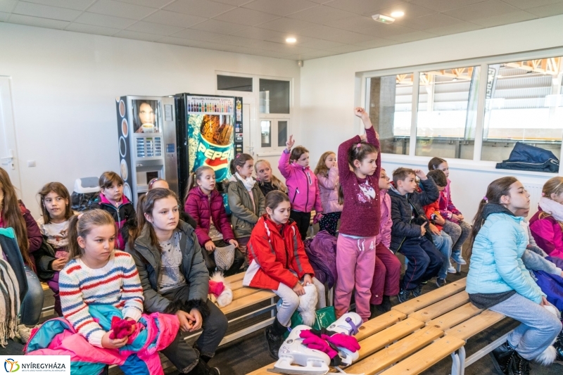 Szuper Leventével találkozhattak a gyerekek a nyíregyházi jégpályán