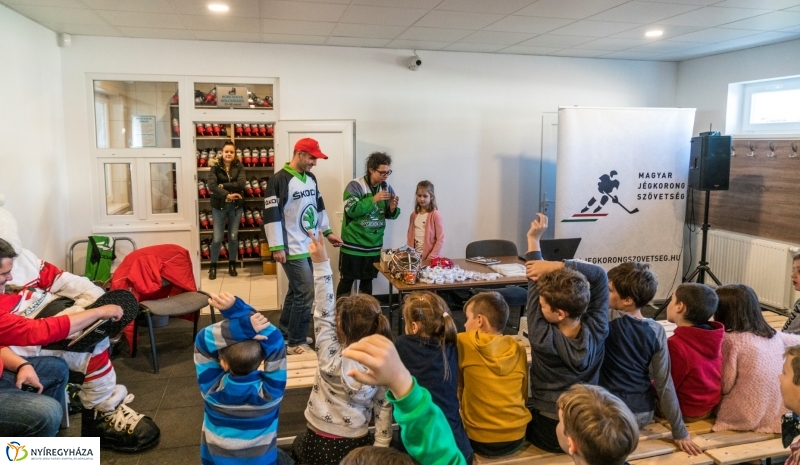 Szuper Leventével találkozhattak a gyerekek a nyíregyházi jégpályán