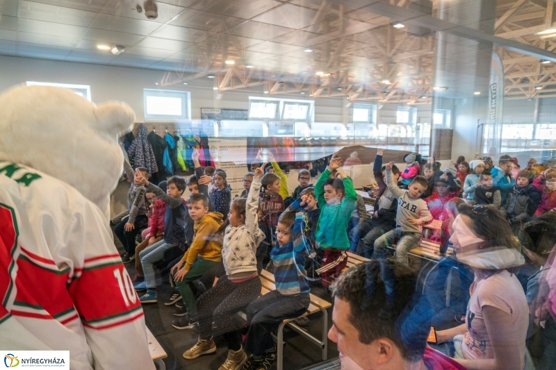 Szuper Leventével találkozhattak a gyerekek a nyíregyházi jégpályán