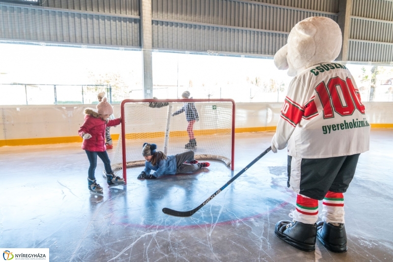 Szuper Leventével találkozhattak a gyerekek a nyíregyházi jégpályán