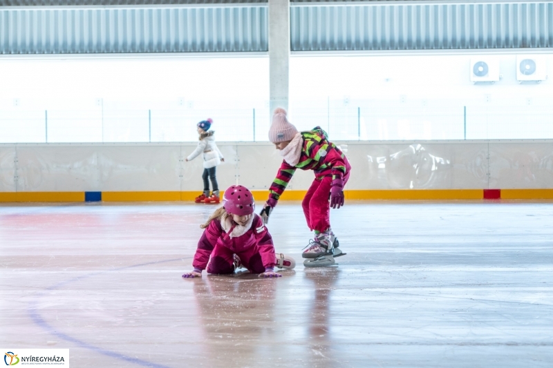 Szuper Leventével találkozhattak a gyerekek a nyíregyházi jégpályán