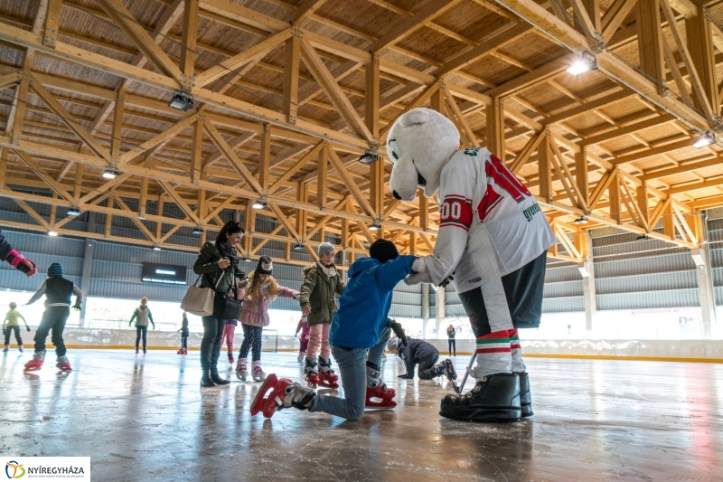Szuper Leventével találkozhattak a gyerekek a nyíregyházi jégpályán