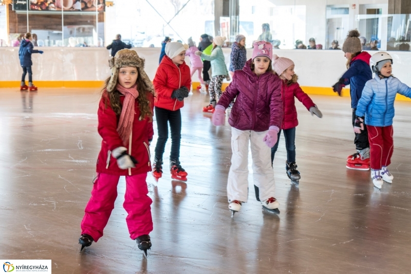 Szuper Leventével találkozhattak a gyerekek a nyíregyházi jégpályán