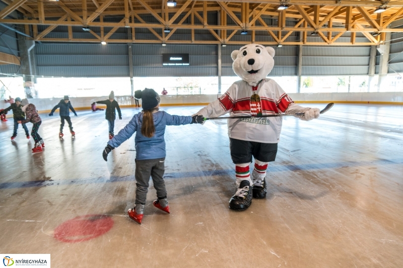 Szuper Leventével találkozhattak a gyerekek a nyíregyházi jégpályán