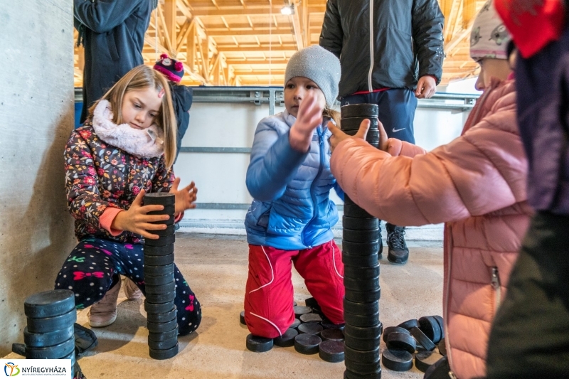 Szuper Leventével találkozhattak a gyerekek a nyíregyházi jégpályán