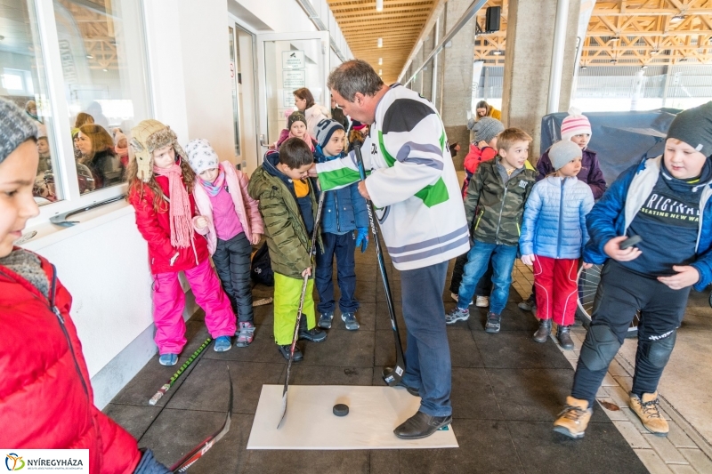 Szuper Leventével találkozhattak a gyerekek a nyíregyházi jégpályán