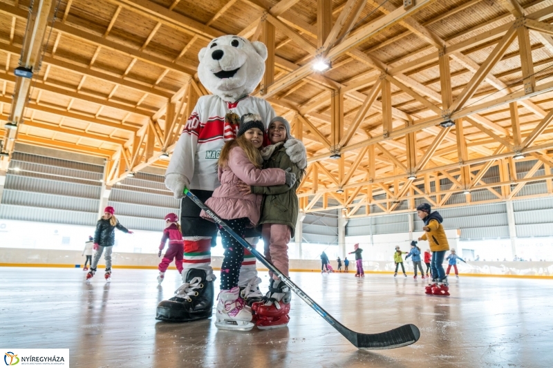 Szuper Leventével találkozhattak a gyerekek a nyíregyházi jégpályán