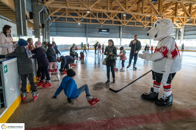 Szuper Leventével találkozhattak a gyerekek a nyíregyházi jégpályán