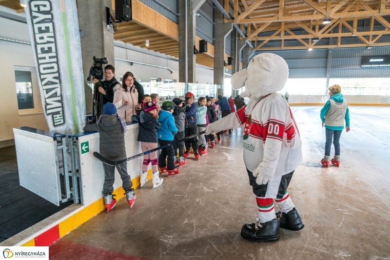 Szuper Leventével találkozhattak a gyerekek a nyíregyházi jégpályán
