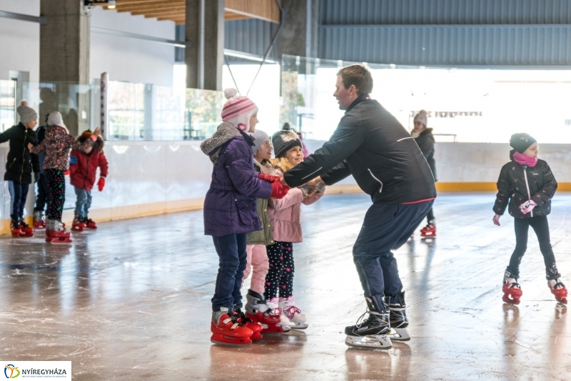 Szuper Leventével találkozhattak a gyerekek a nyíregyházi jégpályán