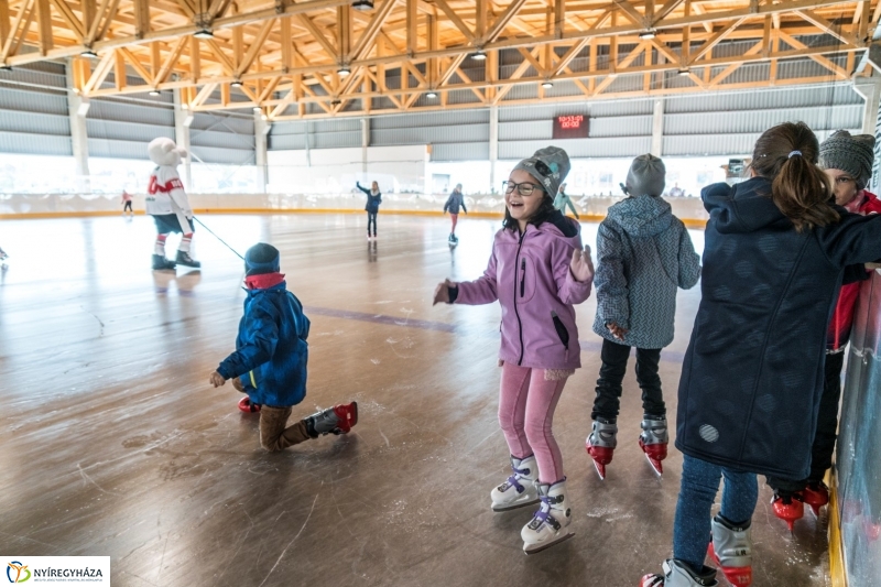 Szuper Leventével találkozhattak a gyerekek a nyíregyházi jégpályán