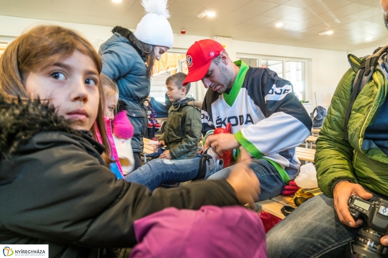 Szuper Leventével találkozhattak a gyerekek a nyíregyházi jégpályán