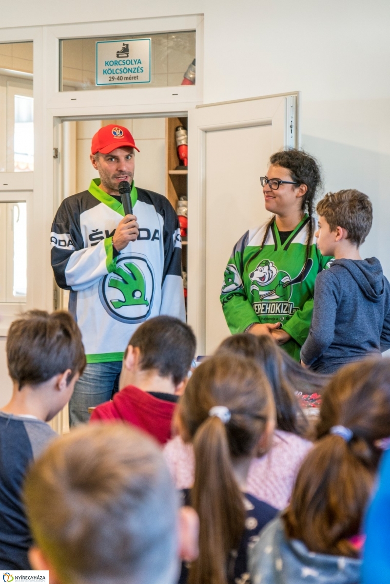 Szuper Leventével találkozhattak a gyerekek a nyíregyházi jégpályán