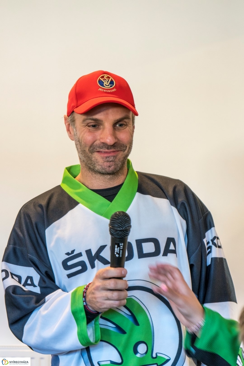 Szuper Leventével találkozhattak a gyerekek a nyíregyházi jégpályán