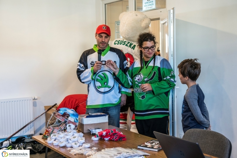 Szuper Leventével találkozhattak a gyerekek a nyíregyházi jégpályán