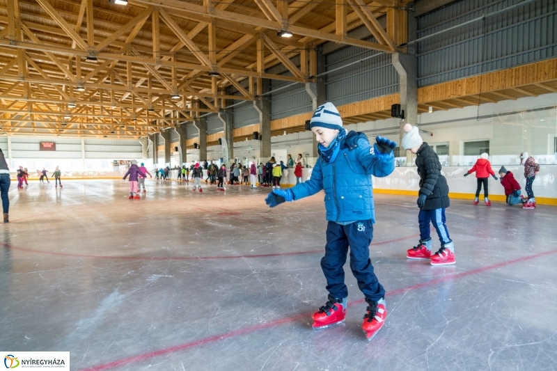 Szuper Leventével találkozhattak a gyerekek a nyíregyházi jégpályán