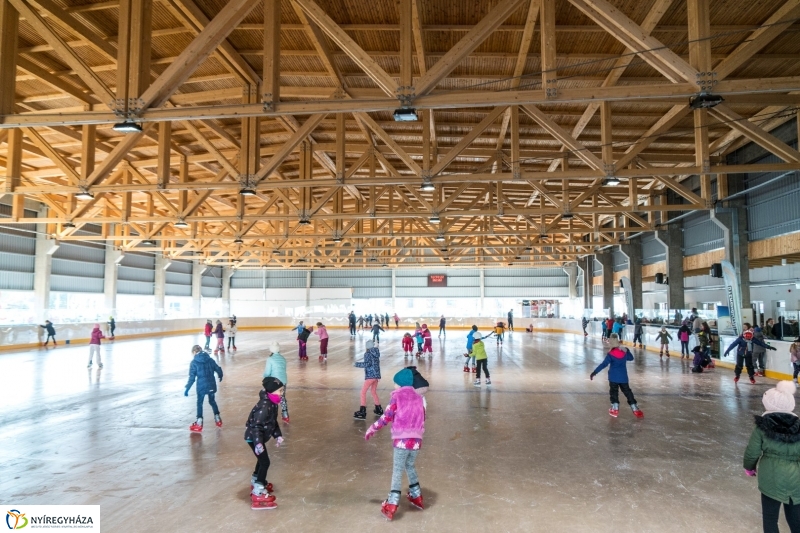 Szuper Leventével találkozhattak a gyerekek a nyíregyházi jégpályán