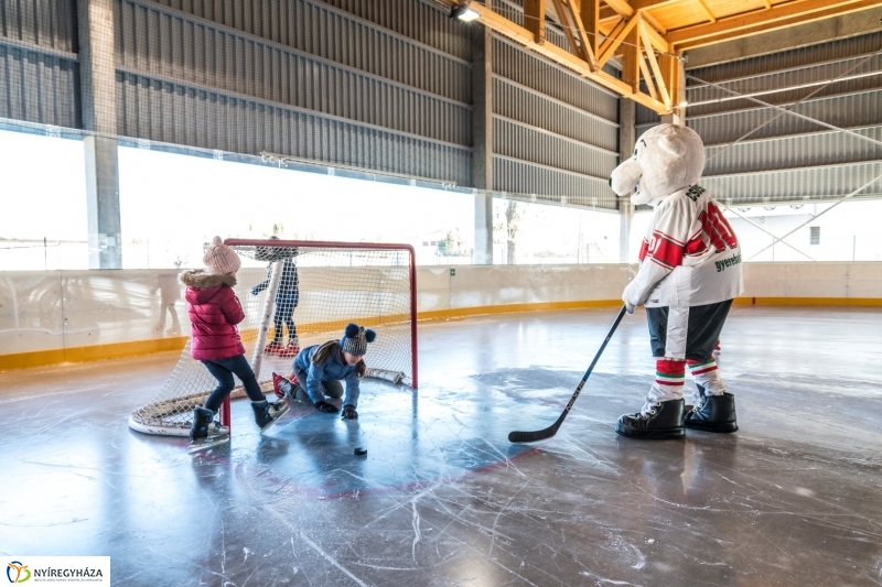 Szuper Leventével találkozhattak a gyerekek a nyíregyházi jégpályán