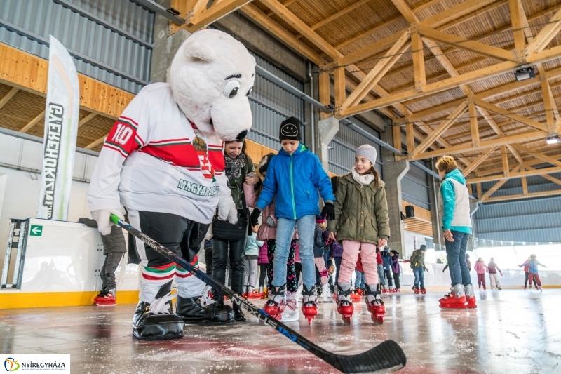 Szuper Leventével találkozhattak a gyerekek a nyíregyházi jégpályán