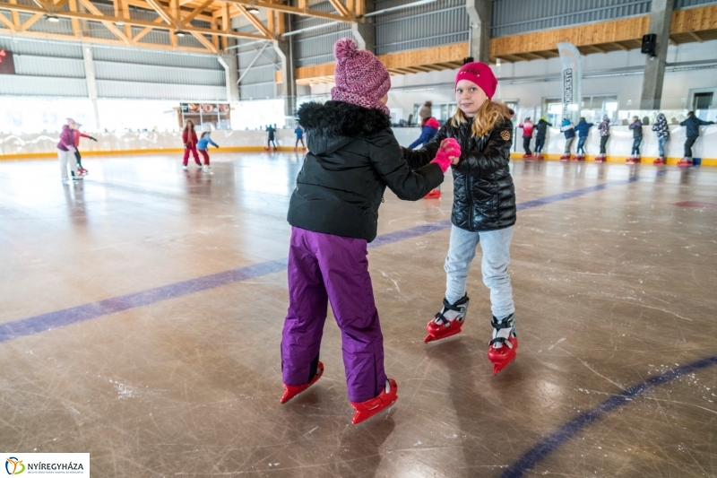 Szuper Leventével találkozhattak a gyerekek a nyíregyházi jégpályán