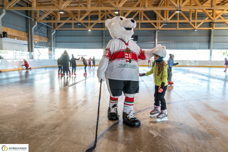 Szuper Leventével találkozhattak a gyerekek a nyíregyházi jégpályán