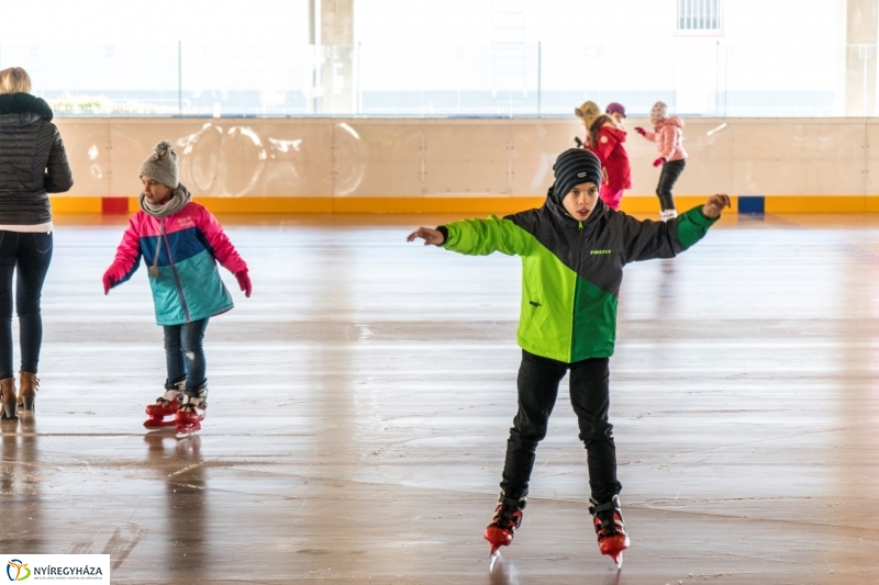 Szuper Leventével találkozhattak a gyerekek a nyíregyházi jégpályán