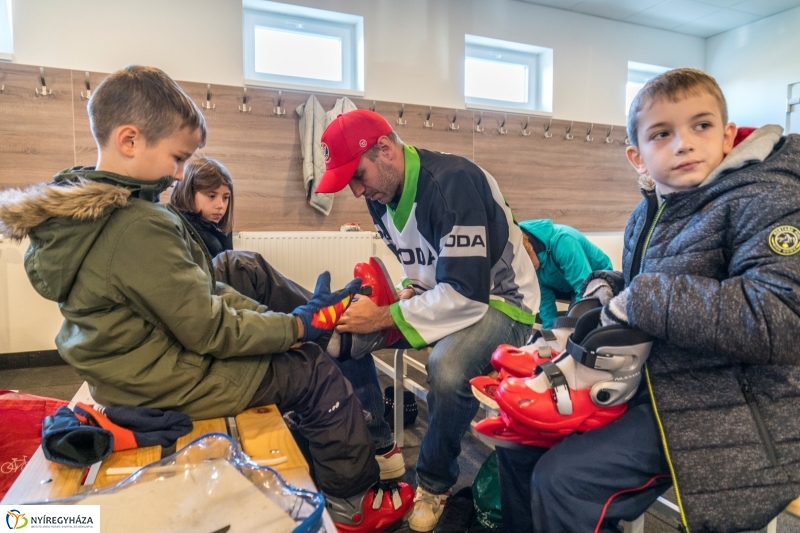 Szuper Leventével találkozhattak a gyerekek a nyíregyházi jégpályán