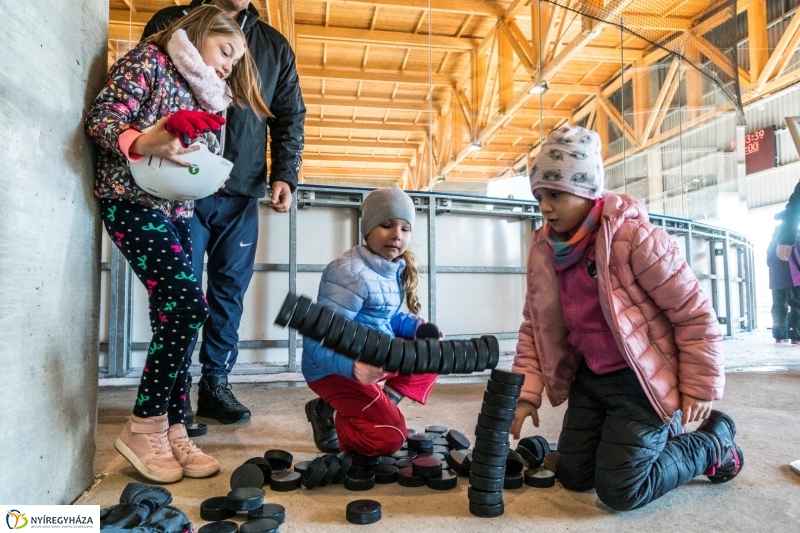 Szuper Leventével találkozhattak a gyerekek a nyíregyházi jégpályán