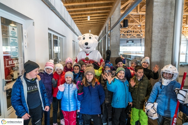 Szuper Leventével találkozhattak a gyerekek a nyíregyházi jégpályán