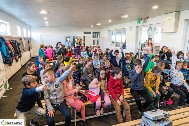 Szuper Leventével találkozhattak a gyerekek a nyíregyházi jégpályán