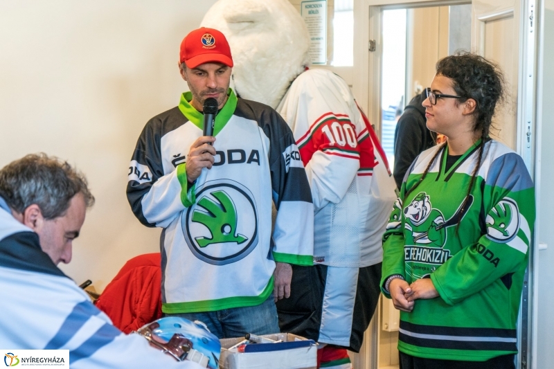 Szuper Leventével találkozhattak a gyerekek a nyíregyházi jégpályán