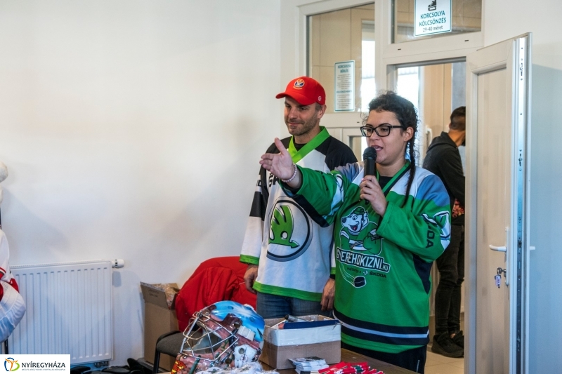 Szuper Leventével találkozhattak a gyerekek a nyíregyházi jégpályán