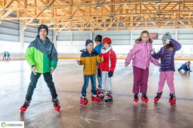 Szuper Leventével találkozhattak a gyerekek a nyíregyházi jégpályán