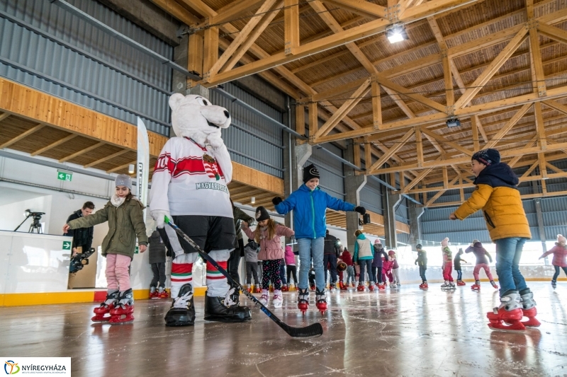 Szuper Leventével találkozhattak a gyerekek a nyíregyházi jégpályán