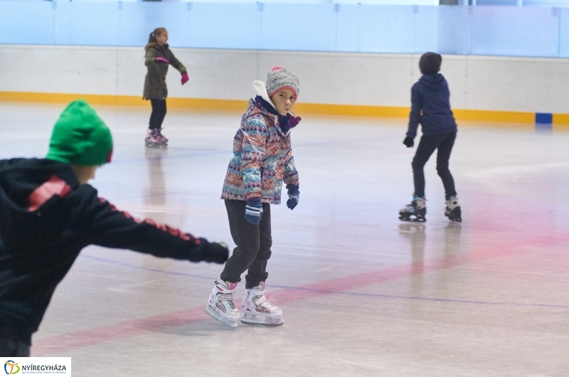 Kori oktatás a Városi Jégpályán - fotó Szarka Lajos