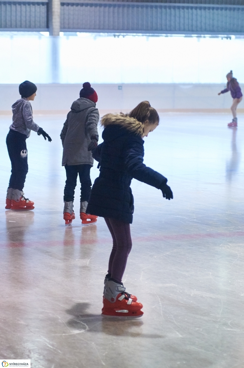 Kori oktatás a Városi Jégpályán - fotó Szarka Lajos