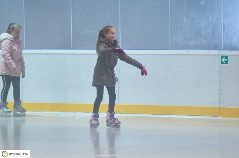 Kori oktatás a Városi Jégpályán - fotó Szarka Lajos