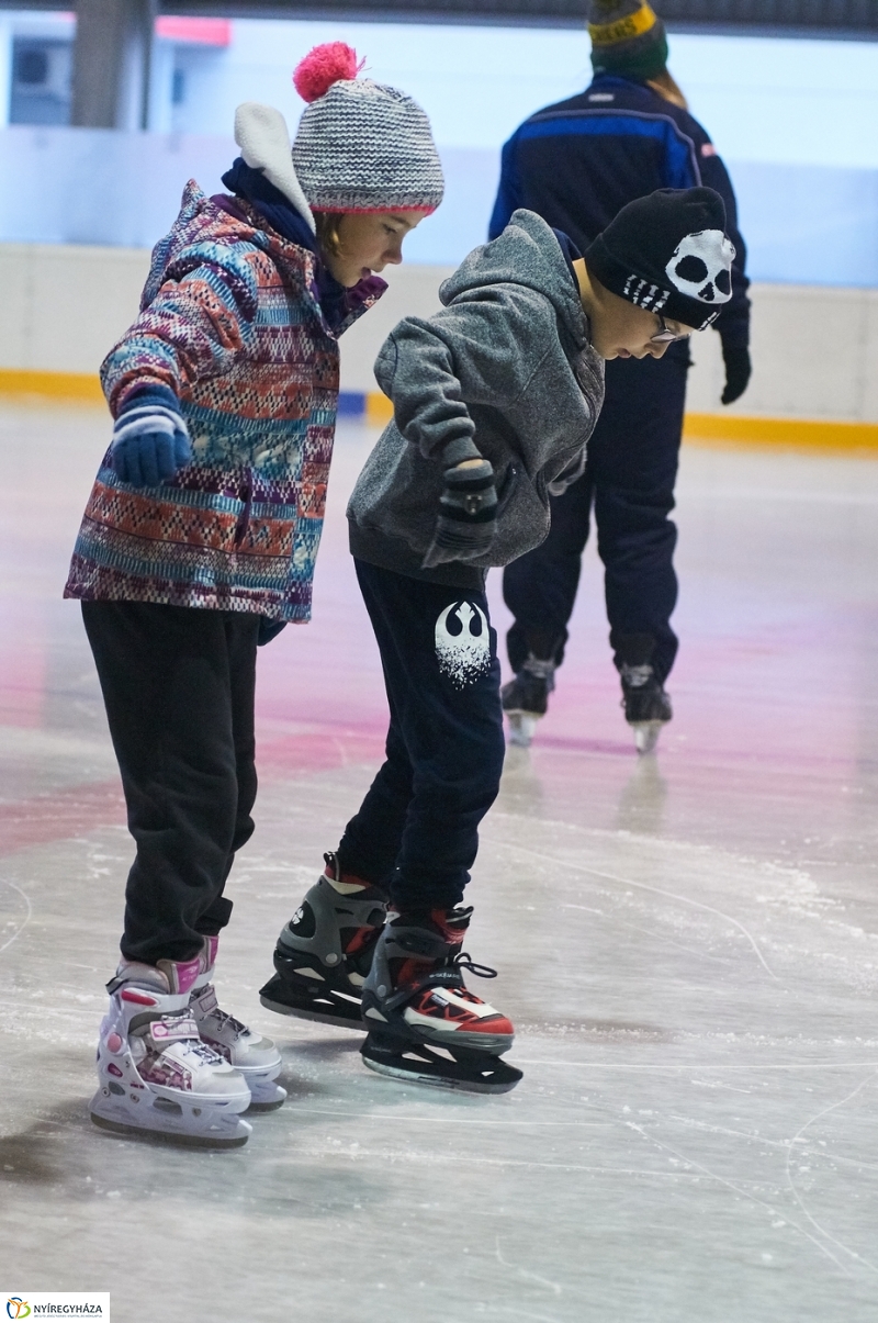 Kori oktatás a Városi Jégpályán - fotó Szarka Lajos