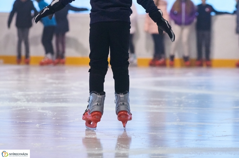 Kori oktatás a Városi Jégpályán - fotó Szarka Lajos