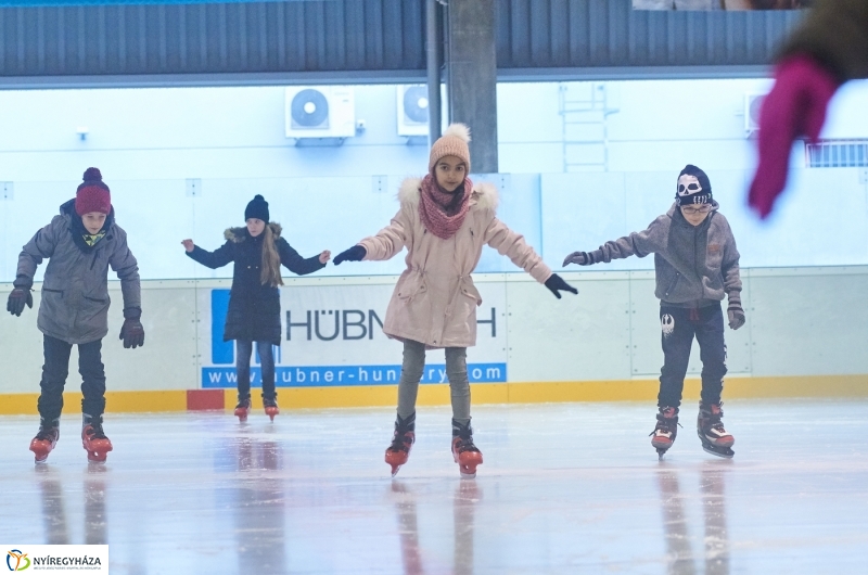 Kori oktatás a Városi Jégpályán - fotó Szarka Lajos