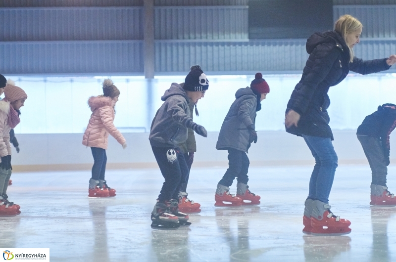 Kori oktatás a Városi Jégpályán - fotó Szarka Lajos